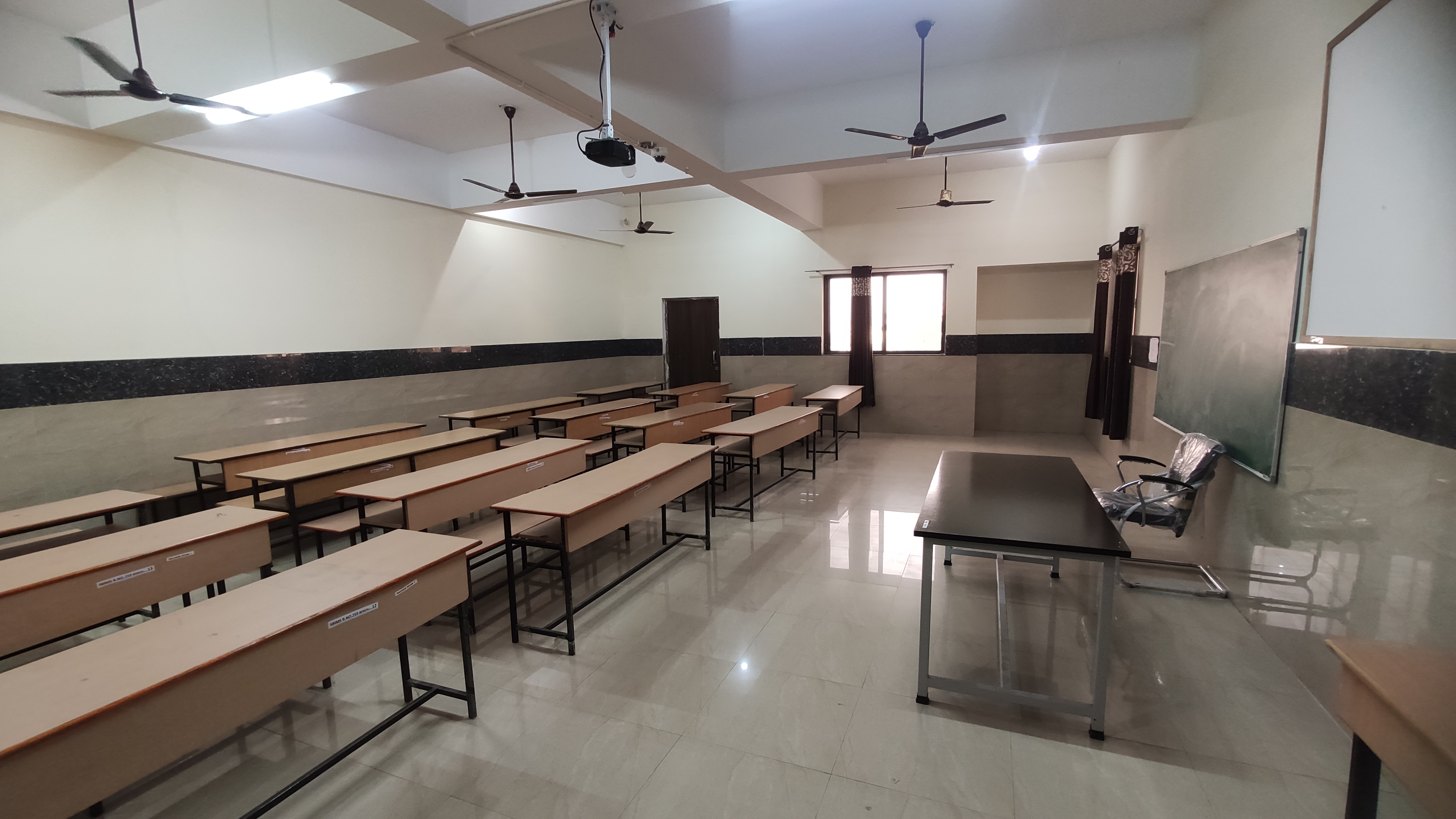 TEACHING ROOM 